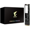 Czarny karton z logo AORUS i napisem "AORUS Gen4 7300 SSD" w kolorach tęczy, obok znajduje się dysk SSD z widocznymi oznaczeniami technicznymi i certyfikatami.