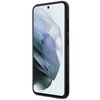 Przedstawione jest czarne etui na telefon, które ma teksturowaną powierzchnię i subtelne paski. Na ekranie telefonu widoczny jest abstrakcyjny wzór w odcieniach niebieskiego i zielonego.