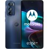 Na zdjęciu widoczny jest smartfon z wyświetlaczem prezentującym logo "motorola" oraz napis "edge 30". Obok ekranu widać tylną część urządzenia z trzema obiektywami aparatu i logo producenta.