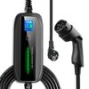 Na zdjęciu znajduje się ładowarka do samochodu elektrycznego z wyświetlaczem pokazującym parametry ładowania, takie jak "16A", "22.7V", "8.1kWh" oraz "93.2°F". Obok ładowarki widoczny jest kabel z wtyczką Schuko oraz końcówką do podłączenia do samochodu.