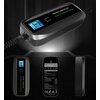 Na zdjęciu znajduje się ładowarka do samochodu elektrycznego z wyświetlaczem pokazującym "10A" oraz ikoną baterii, a także tekstem "PORTABLE CHARGING BOX". Widoczne są również oznaczenia CE i inne symbole ostrzegawcze na tylnej części urządzenia.