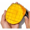 Na zdjęciu widać przekrojone mango z nacięciami w kształcie kratki, trzymane w dłoniach. Obok znajduje się narzędzie z pomarańczowym ostrzem i czarną rączką.