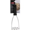 Na zdjęciu znajduje się tłuczek do ziemniaków z czarną rączką i metalowymi drutami, a w tle widoczna jest etykieta z napisem: "OXO Good Grips Wire Potato Masher. Sturdy stainless steel wires for mashing potatoes and more. Dishwasher safe. Satisfaction gua