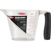 Przezroczysta miarka skośna z czarnym uchwytem, na której widnieje logo "OXO" oraz napis "GOOD GRIPS 2 Cup Angled Measuring Cup Dishwasher Safe Microwave Safe BPA Free www.oxo.com Made with Tritan from Eastman". Na miarce znajdują się czerwone oznaczenia 