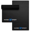 Czarna mata pod sprzęt fitness z widocznym logo "MARBO SPORT" w kolorze białym i niebieskim. Mata jest częściowo zwinięta, ukazując teksturę materiału.