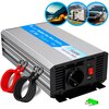 Srebrna przetwornica z niebieskim panelem z napisem "Modified Sine Wave Inverter 12V 1500W Surge Power 3000W" oraz czerwonym i czarnym przewodem z metalowymi końcówkami. Na przetwornicy znajdują się gniazdo, przełącznik, dwa wskaźniki świetlne oraz port U