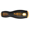 Czarny uchwyt wkrętaka z pomarańczowymi akcentami i napisem "NEO TOOLS". Uchwyt ma ergonomiczny kształt z otworem na końcu.