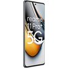 Smartfon z dużym wyświetlaczem, na którym widoczny jest napis "realme 11 Pro+ 5G". Tło ekranu ma abstrakcyjny wzór w odcieniach czerni, bieli i pomarańczu.
