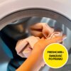 Zbliżenie na bęben pralki z widocznym napisem "FRESHCARE+" na jego krawędzi oraz ręką trzymającą jasny materiał. W prawym dolnym rogu znajduje się żółte koło z tekstem "FRESHCARE+ ŚWIEŻOŚĆ PO PRANIU".
