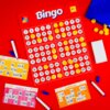 Czerwone tło z planszą do gry Bingo, na której widoczne są liczby w białych kółkach oraz żółte żetony. Obok planszy znajdują się trzy karty do gry z numerami, niebieskie pisaki oraz biała gąbka; na planszy widnieje napis "Bingo" oraz logo "Ludoteca".