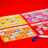 Na zdjęciu widoczne są cztery karty do gry bingo w różnych kolorach z zaznaczonymi numerami oraz niebieski marker z otwartą zatyczką. Karty mają oznaczenia "KARTA 42", "KARTA 3", "KARTA 26" i "KARTA", a tło jest czerwone.
