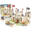 Na zdjęciu znajduje się model zamku piratów z puzzli 3D, z widocznymi elementami takimi jak wieże, flagi i postacie piratów. Obok zamku znajduje się pudełko z napisem "3D Puzzle of Pirate Knight Castle" oraz logo "CubicFun".