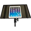Na zdjęciu znajduje się statyw z zamocowaną platformą, na której leży tablet z widocznym ekranem głównym pełnym ikon aplikacji. Platforma jest zabezpieczona dwoma paskami, a statyw ma regulowany uchwyt.