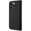 Czarne etui do telefonu z tłoczonym wzorem monogramu, składającym się z liter "K" i "L". Etui jest przeznaczone dla modelu Apple iPhone 14 Pro.