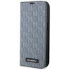 Etui do telefonu w kolorze srebrnym z fakturą w monogramy, wykonane z materiału przypominającego skórę saffiano. Na dole etui znajduje się czarna plakietka z białym napisem "KARL LAGERFELD".