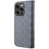 Srebrne etui na telefon z tłoczonym wzorem monogramu, przeznaczone dla modelu Apple iPhone 14 Pro Max. Widoczne są wycięcia na aparat z trzema obiektywami i lampą błyskową.