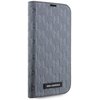 Srebrne etui do telefonu z tłoczonym wzorem monogramu, wykonane z materiału przypominającego skórę saffiano. Na dole etui znajduje się czarna plakietka z białym napisem "KARL LAGERFELD".