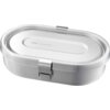 Na zdjęciu widoczny jest metalowy lunch box o owalnym kształcie z zamknięciem na klips. Na pokrywie znajduje się napis "GEFU COMPANION".