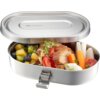 Metalowy lunch box z otwartą pokrywą, na której widnieje napis "GEFU COMPANION", zawiera różnorodne jedzenie, w tym kawałki chleba, pomidory, kiełki, pokrojone warzywa oraz owoce.