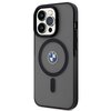 Czarne etui na telefon z widocznym logo BMW umieszczonym centralnie na tle szarej powierzchni. W górnej części etui znajduje się wycięcie na aparat z trzema obiektywami i lampą błyskową.