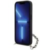 Czarne etui do telefonu z teksturą w geometryczny wzór, posiada wycięcie na aparat oraz przyciski boczne. Na dole etui znajduje się metalowa tabliczka z napisem "KARL LAGERFELD", a do dolnej części przymocowany jest srebrny łańcuszek.