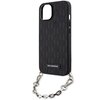 Czarne etui na telefon z wycięciem na aparat i przyciski, wykonane z materiału o fakturze saffiano. Do etui przymocowany jest srebrny łańcuszek z metalowymi ogniwami.