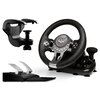 Na zdjęciu znajduje się kierownica do gier z logo na środku, zestaw pedałów oraz uchwyt montażowy. Kierownica ma kilka przycisków i dźwignię zmiany biegów.