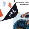 Koc piknikowy z wzorem drzew w kolorach pomarańczowym i niebieskim, z widocznym logo "NILS CAMP" na czarnym obszyciu. Obok znajduje się pralka, a nad nią napis "MOŻLIWOŚĆ PRANIA W PRALCE MACHINE WASHABLE".