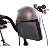 Na zdjęciu widoczny jest szary kask w kształcie hełmu inspirowanego postacią z "Star Wars", zamontowany na kierownicy roweru. Kask ma charakterystyczne rdzawobrązowe przetarcia i ciemną szybkę z przodu.