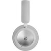 Na zdjęciu widoczne są szare, nauszne słuchawki z logo "B&O" na jednej z muszli. Słuchawki mają elegancki, minimalistyczny design z metalicznymi akcentami.