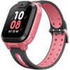 Różowy smartwatch z czarnym ekranem wyświetla godzinę 10:08 oraz datę SAT 20 z ikoną baterii. Pasek zegarka jest różowy z czarnymi elementami i posiada otwory wentylacyjne.