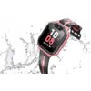 Smartwatch z różową obudową i czarnym paskiem jest przedstawiony w dynamicznej scenie z rozpryskującą się wodą. Na wyświetlaczu widoczna jest godzina 10:08, data "SAT 20" oraz ikona baterii.