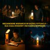 Na zdjęciu widoczne jest radio EXTRALINK EPS-6000 Analogowe, które oświetla różne sceny, w tym grupę osób przy stole, osobę trzymającą radio w ciemnym pomieszczeniu, dziecko czytające książkę oraz dwie osoby w plenerze. Na środku zdjęcia znajduje się teks