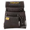 Czarna kieszeń na narzędzia z kilkoma przegródkami i metalowymi uchwytami, z widocznym logo "STANLEY" na górze. Na jednej z przegródek znajduje się żółta metka z napisem "STANLEY".
