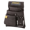 Brązowa kieszeń na narzędzia z kilkoma przegródkami i metalowymi uchwytami, z widocznym logo "STANLEY" w żółtym kolorze na górnej części. Na bocznej kieszeni znajduje się żółta metka z napisem "STANLEY".