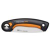 Czarna piła składana z pomarańczowym akcentem, na której widnieje napis "FISKARS SW68" oraz "FISKARS POWER TOOTH". Na ostrzu znajdują się oznaczenia: "6.0 inch / 14.6 cm | 7 TPI | 7 P/cm | Pull Cut".