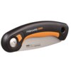 Czarna składana piła z pomarańczowym akcentem, na której widnieje napis "FISKARS SW68" oraz "FISKARS POWER TOOTH". Na ostrzu znajdują się oznaczenia "6.0 in/16.5 cm" oraz "PULL CUT".