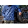 Na zdjęciu widoczna jest osoba ubrana w niebieską kurtkę roboczą, opierająca się o koło zapasowe samochodu terenowego z napisem "Mud-Terrain T/A" oraz "LONGHAUL". Osoba ma na sobie również spodnie w kamuflażu z widocznym napisem "LAHTI PRO".