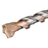Zbliżenie na wiertło do betonu z widocznymi spiralnymi rowkami i ostrzem w kolorze miedzianym. Produkt ma metaliczną powierzchnię z wyraźnymi krawędziami.