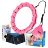 Różowe hula hop z masującymi wypustkami i obciążeniem, obok którego znajduje się niebieski pas wyszczuplający oraz opakowania z napisami "ONE FITNESS" i "WAIST SUPPORT". Na opakowaniu hula hop widnieje napis "HULA HOOP WITH MASSAGE POINTS AND WEIGHT OHA02