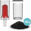 Przezroczysty pojemnik z czerwonym elementem wewnątrz oraz osobna pokrywka, obok znajduje się stos czarnych granulek z napisem "200 g" na niebieskim tle. Produkt to "Pochłaniacz zapachu fermentacyjnego BROWIN 405569".
