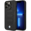 Czarne etui na telefon z wzorem przypominającym siedzenia samochodowe, posiada wyraźne tekstury i logo w dolnej części. Obok etui znajduje się telefon z wyświetlaczem pokazującym niebieski motyw świetlny.