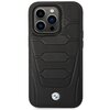 Czarne etui na telefon z wzorem przypominającym siedzenia samochodowe, wykonane z materiału imitującego skórę, posiada wycięcia na aparat i logo producenta w dolnej części. Logo przedstawia okrąg z niebiesko-białymi elementami.