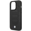 Czarne etui na telefon z wzorem przypominającym siedzenia samochodowe, posiada duży otwór na aparat oraz przyciski po boku. Na dole etui widoczne jest logo BMW w formie okrągłego emblematu.