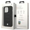 Czarne etui na telefon z wzorem przypominającym siedzenia samochodowe, umieszczone w opakowaniu z logo BMW i napisem "BMW. MOBILE PHONE ACCESSORY." Na opakowaniu widoczne są piktogramy z opisami: "DROP PROTECTION", "SLIM PROFILE", "EASY SNAP-ON" oraz info