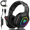 Czarne słuchawki nauszne z podświetleniem RGB i mikrofonem, obok widoczne są kable z wtyczkami USB i audio. Na nauszniku znajduje się kolorowe logo w kształcie zwierzęcia.