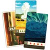 Trzy karty z gry planszowej przedstawiają ilustracje parków narodowych: jedna z napisem "YELLOWSTONE ZAŁ. 1872" z wizerunkiem gejzeru i bizonów, druga z napisem "DENALI NATIONAL PARK ZAŁ. 1917" z widokiem gór i zorzy polarnej, a trzecia częściowo zasłonię