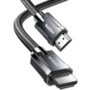 Na zdjęciu widoczny jest szary kabel HDMI z plecionym oplotem, zakończony dwoma wtykami HDMI. Na jednym z wtyków znajduje się napis "HDMI", a na drugim "UGREEN".