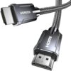 Na zdjęciu widoczny jest szary kabel HDMI z plecionym oplotem, zakończony dwoma wtykami. Na jednym z wtyków znajduje się napis "UGREEN", a na drugim "HDMI".