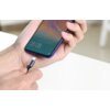Na zdjęciu widać ręce trzymające smartfon z wyświetlaczem pokazującym godzinę 08:08, do którego zbliżany jest kabel USB-C z widocznym logo "UGREEN". Tło jest rozmyte, a powierzchnia, na której znajdują się ręce, jest jasna.
